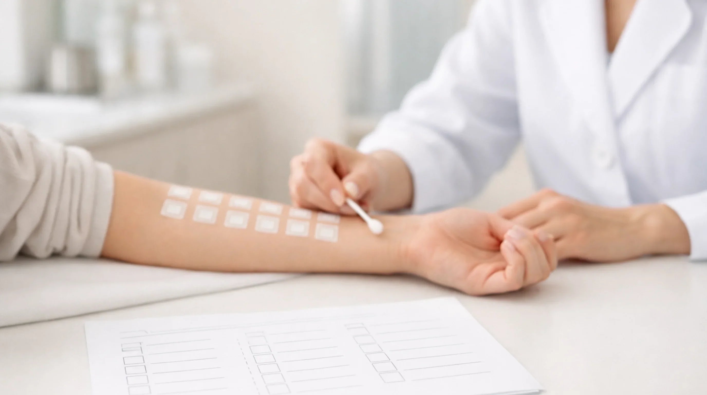 Epikutantest am Unterarm zur Diagnose von Kontaktallergien durch verschiedene Pflastertestfelder