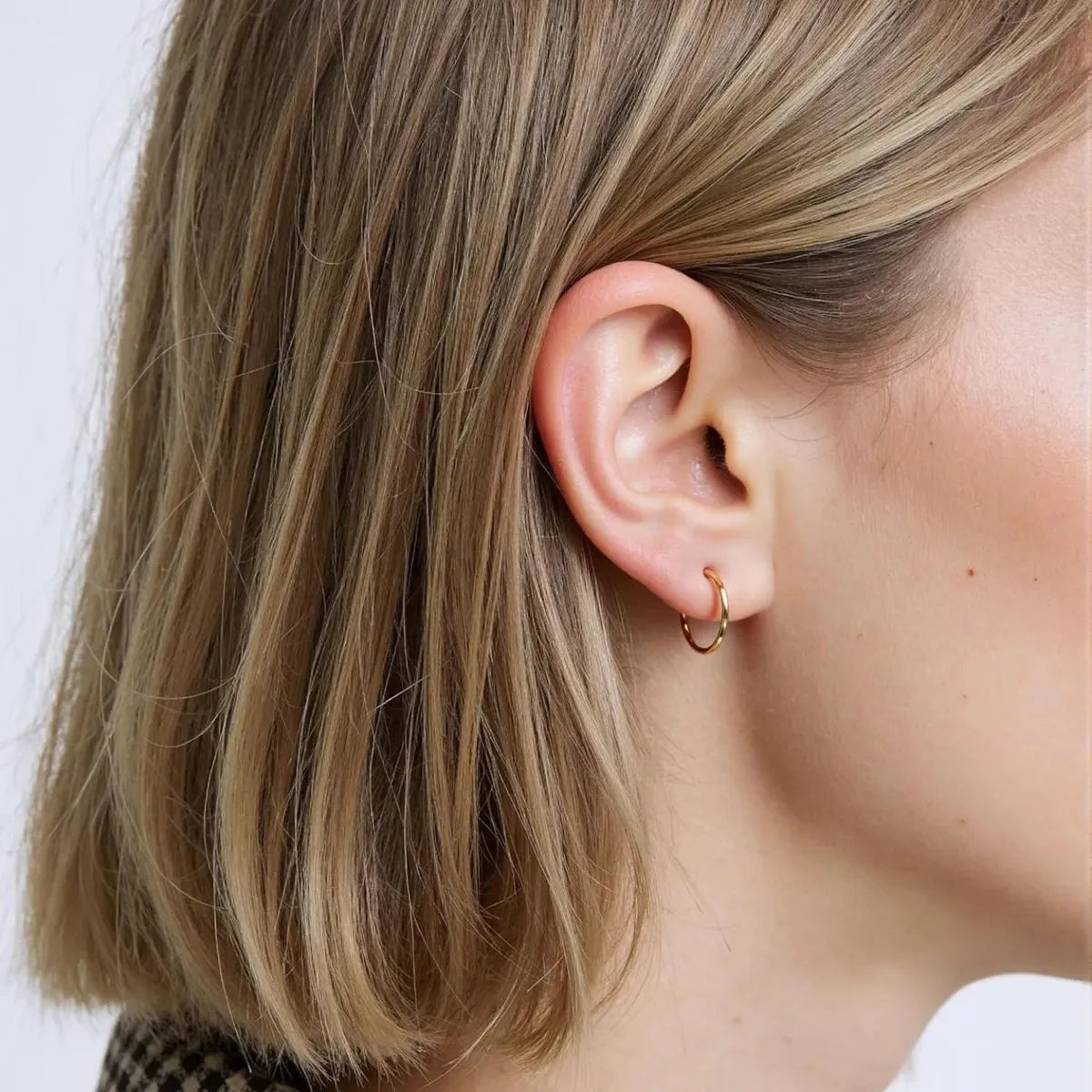 Goldene Titan Creole Small – Slim in feinem, minimalistischem Design am Ohr