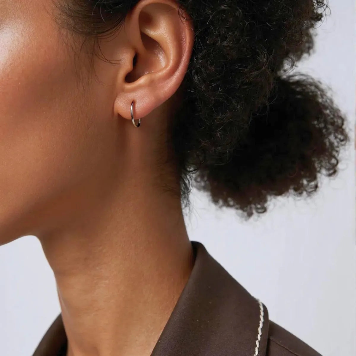 Silberne Titan Creole Small – Slim in schlichter, dünner Form am Ohr