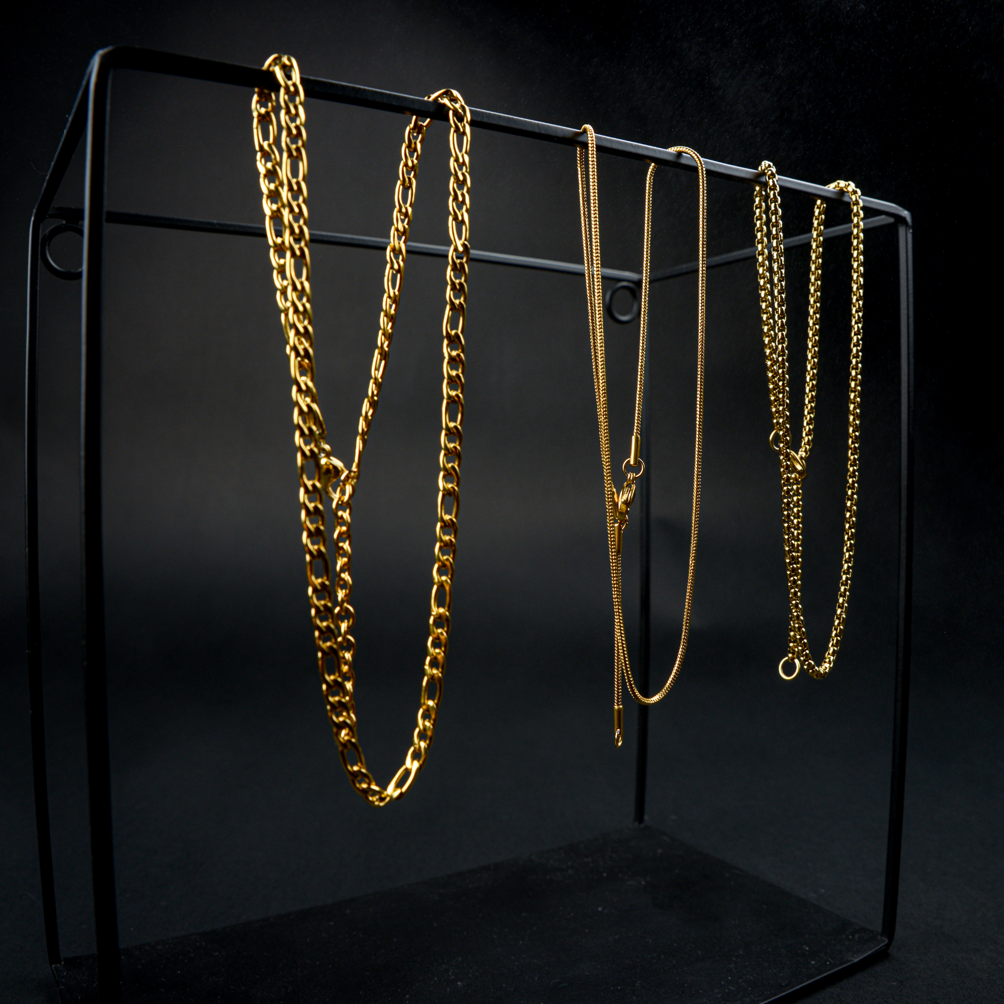 Halsketten aus Edelstahl in Gold von nonu.Berlin hängend
