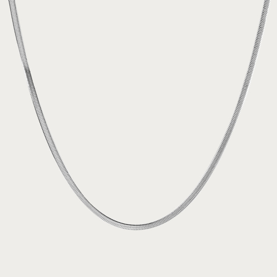 Silberne flache Schlangenkette Choker aus Edelstahl, zeitloser Glanz und wasserfestes Material für den Alltag.