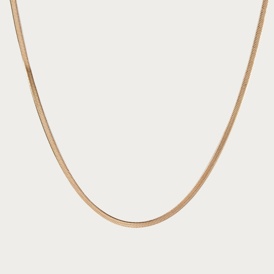 Roségoldene flache Schlangenkette als Choker, hypoallergener Edelstahlschmuck mit langlebiger PVD-Beschichtung.