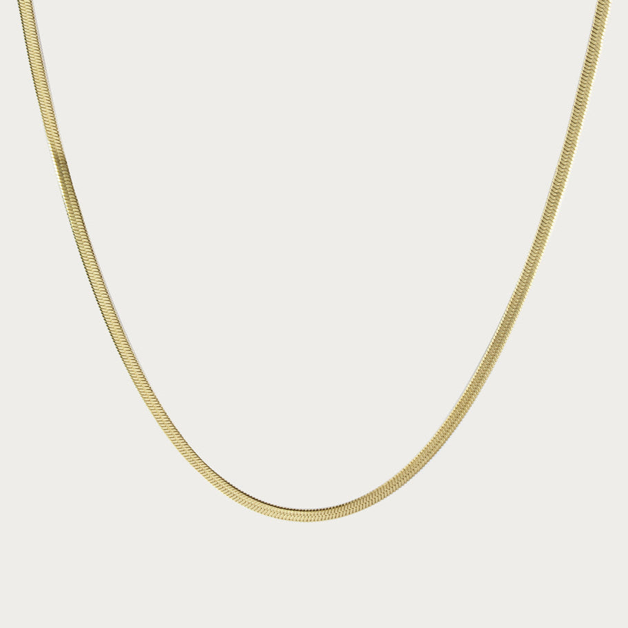 Goldene flache Schlangenkette als Choker, wasserfest und farbecht dank hochwertiger PVD-Beschichtung.