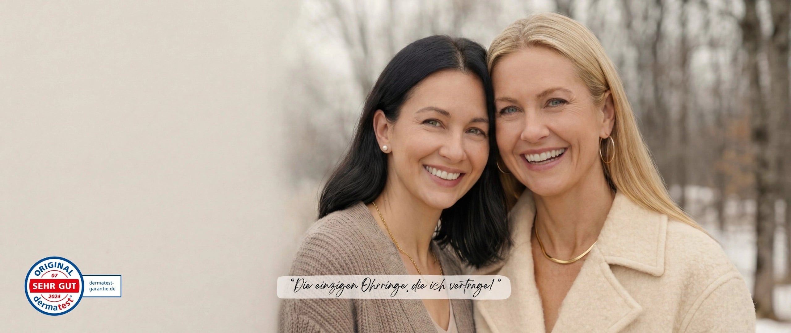 Glückliche Frauen mit goldenem Titan Ohrstecker mit Swarovski Perle und Frau mit großer Creole aus Titan in goldener Farbe am linken Ohr