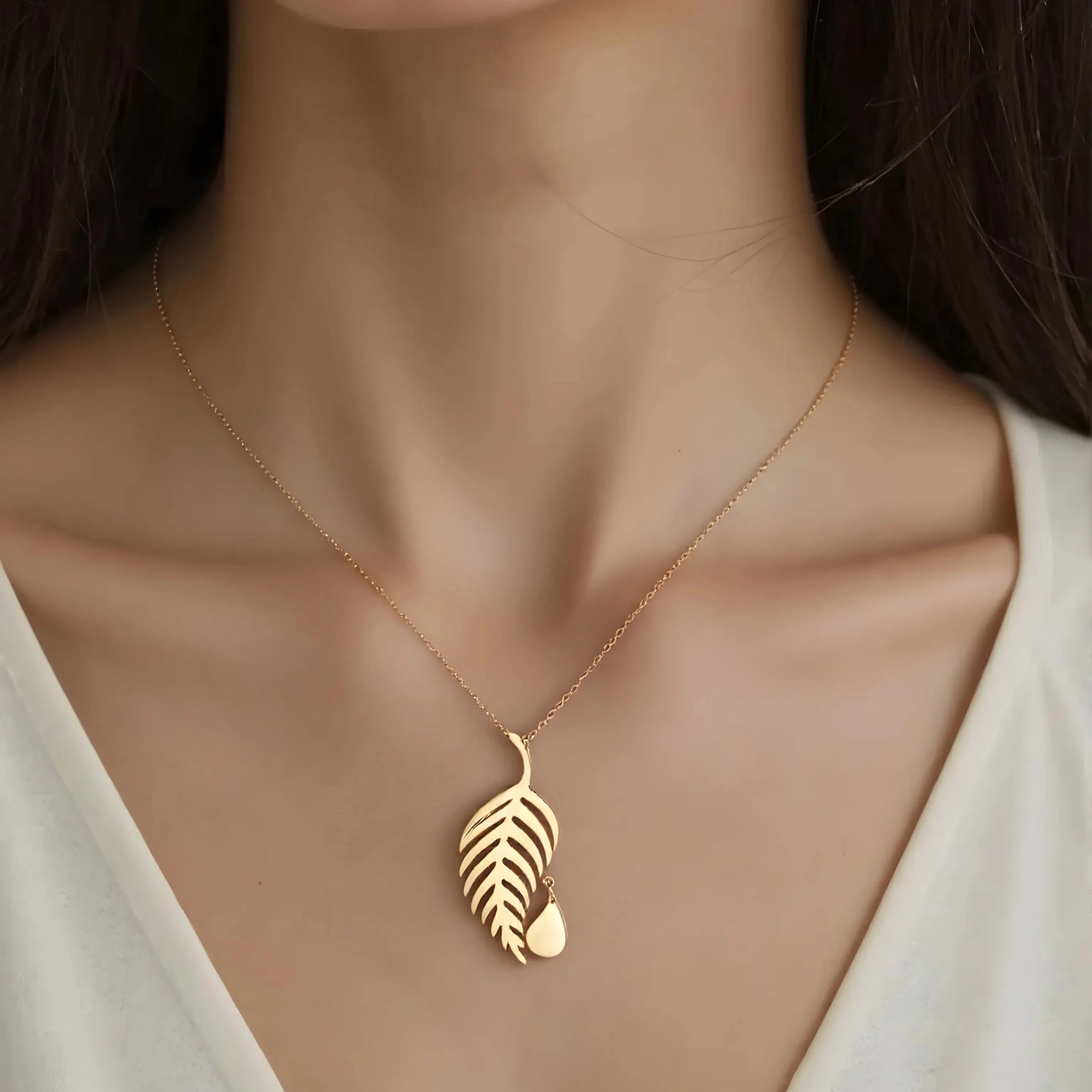 Kette mit Feder-Tropfen-Anhänger