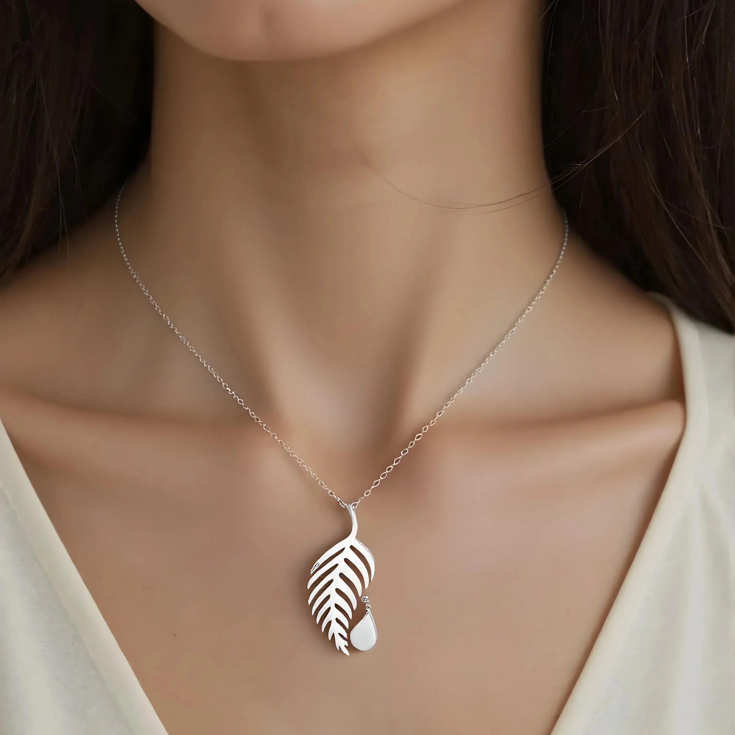 Kette mit Feder-Tropfen-Anhänger