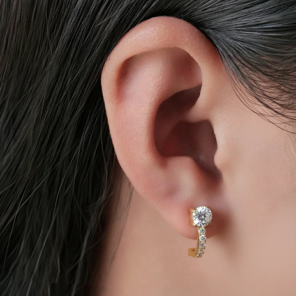 Trageansicht Ohr: Goldene Titan Hook Ohrstecker mit Zirkonia, geschwungene Form aus hautfreundlichem Titan mit edlem Gold-Finish.