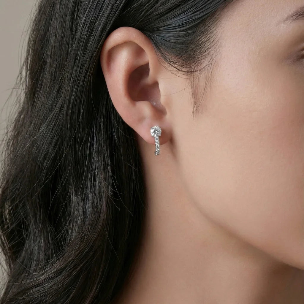 Trageansicht Ohr: Silberne Titan Hook Ohrstecker mit Zirkonia, sanft geschwungene Form für einen eleganten Look am Ohr.