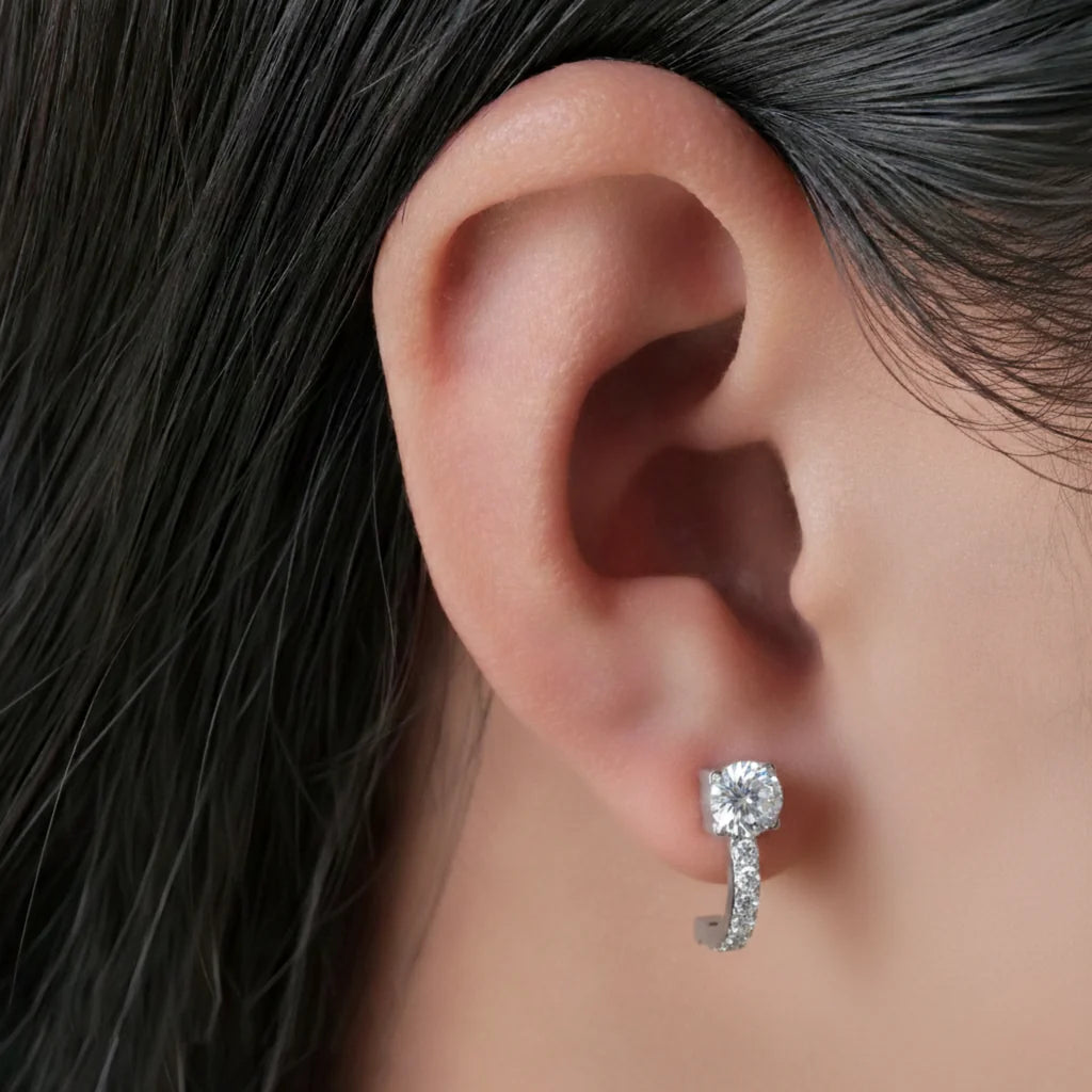 Trageansicht Ohr: Elegante Titan Hook Ohrstecker in Silber, geschwungenes Design mit Zirkonia-Akzenten für empfindliche Haut nah