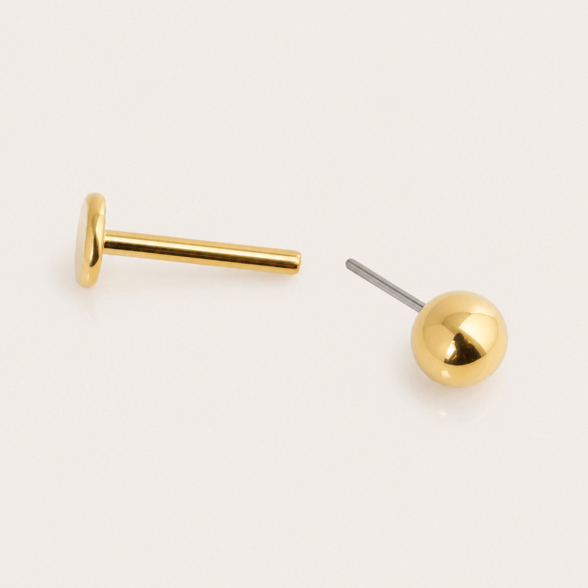 Titan Ohrstecker mit Kugel Midi (mit flachem Verschluss)
