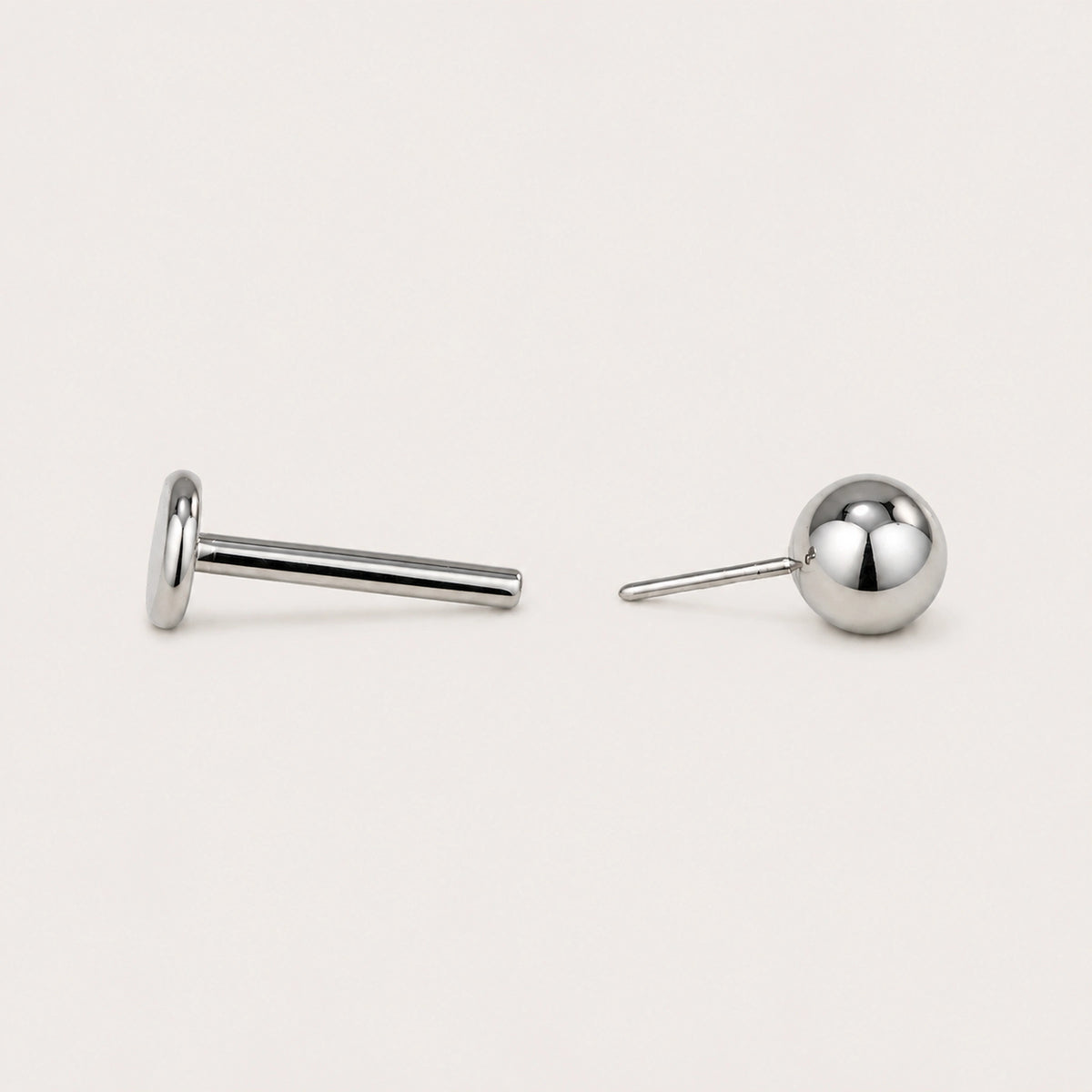 Titan Ohrstecker mit Kugel Midi (mit flachem Verschluss)