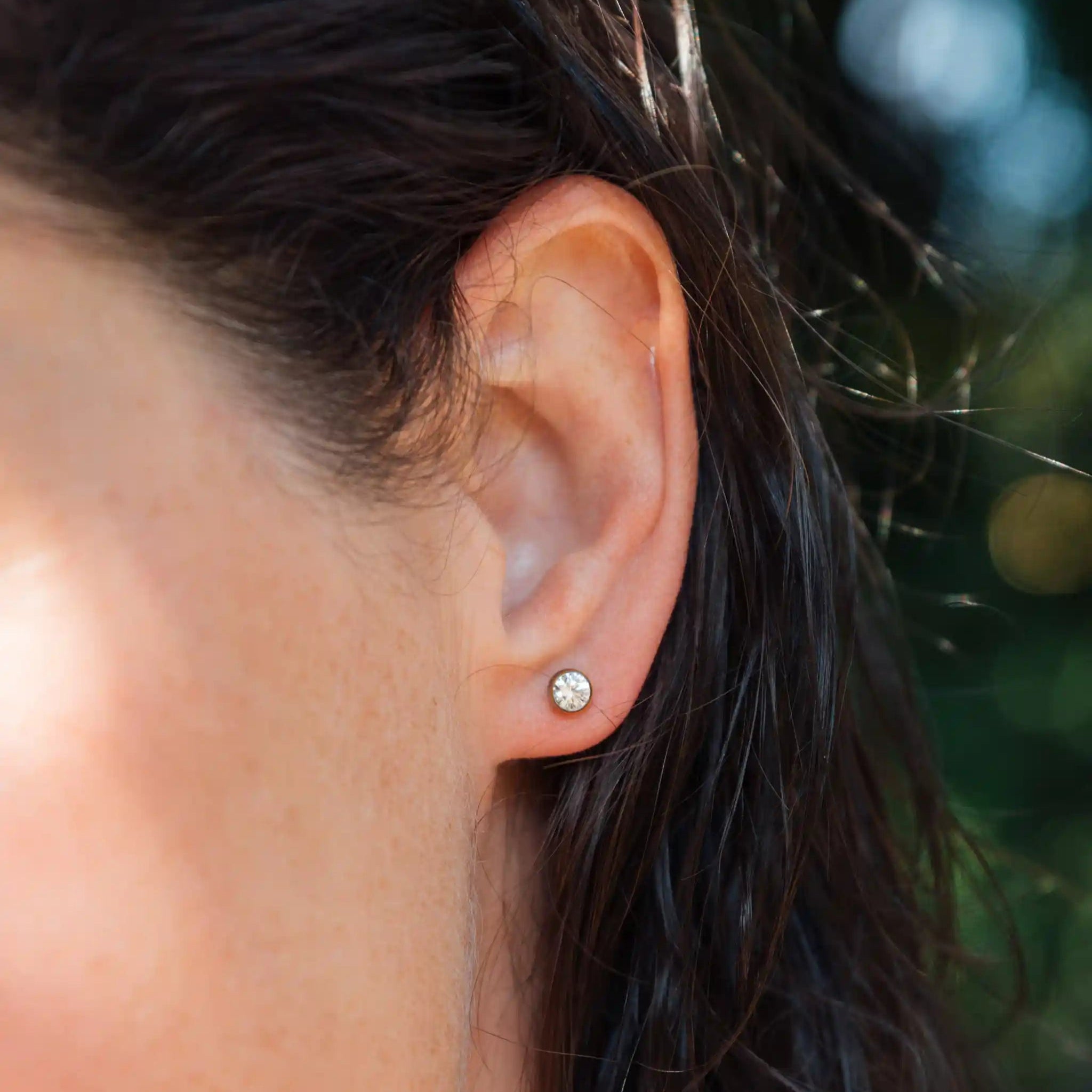 Titan Ohrstecker mit Kugel und Zirkonia Swarovski®