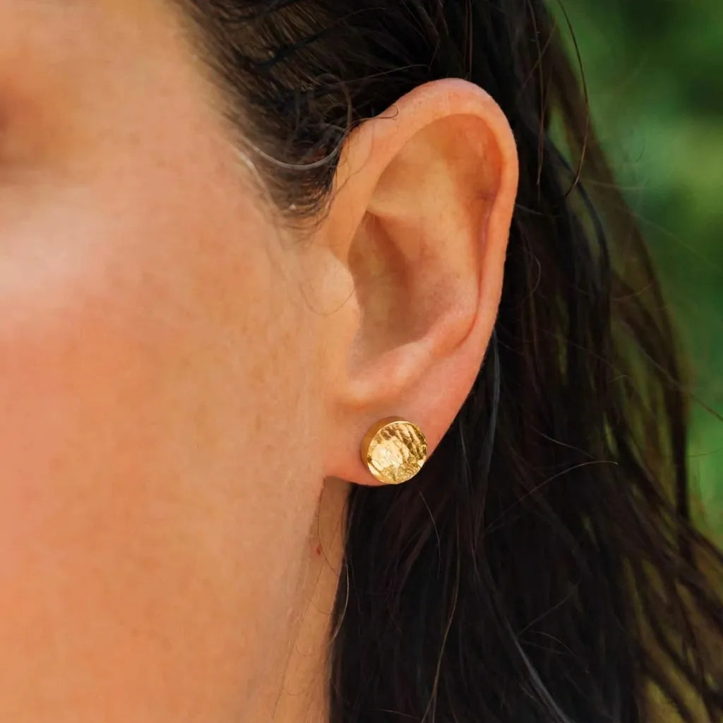 Weibliches Model mit Ohrstecker rund gehämmert aus Titan in Gold von nonu.Berlin - Profilansicht