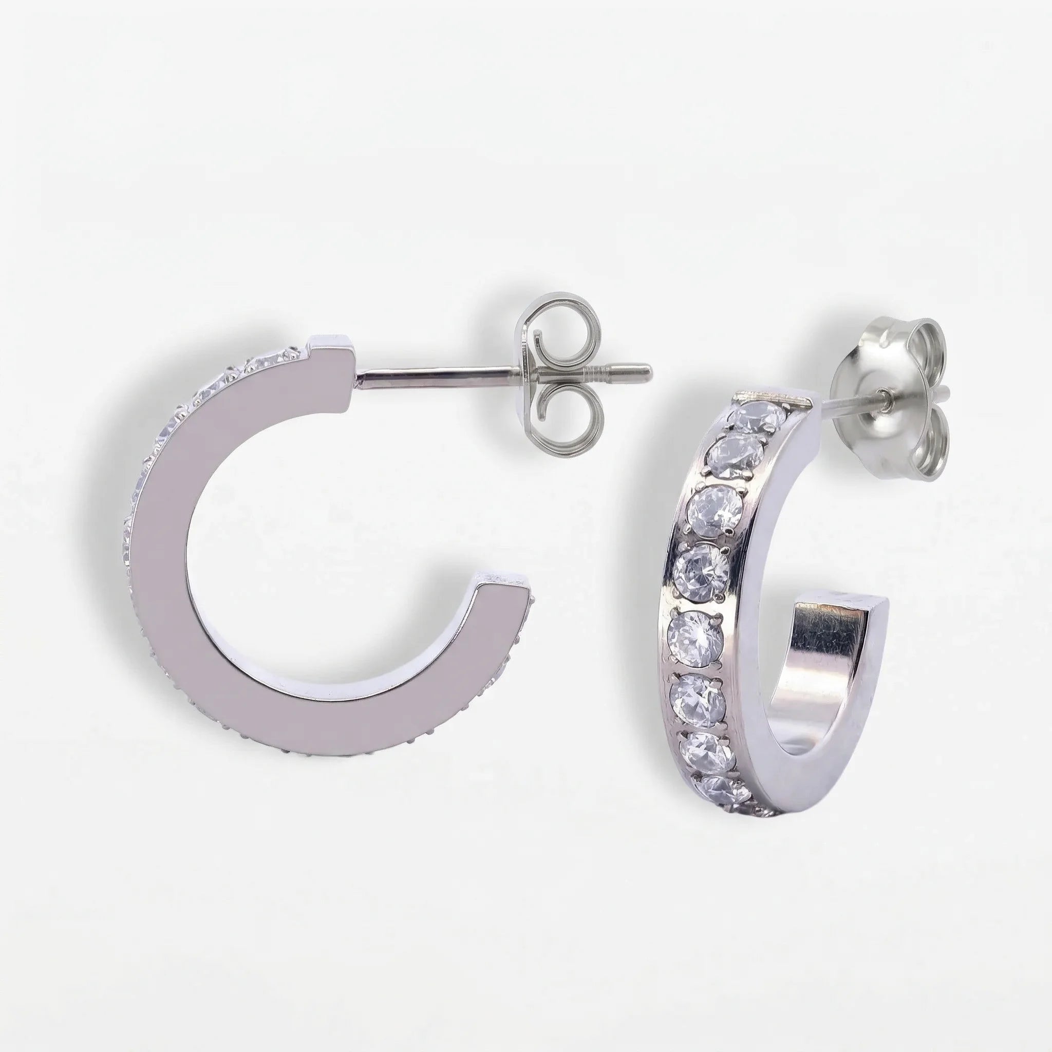 Silberne Titan Creole Mini Pavé "C" mit Zirkonia-Besatz, eleganter und wasserfester Ohrring für empfindliche Ohren.