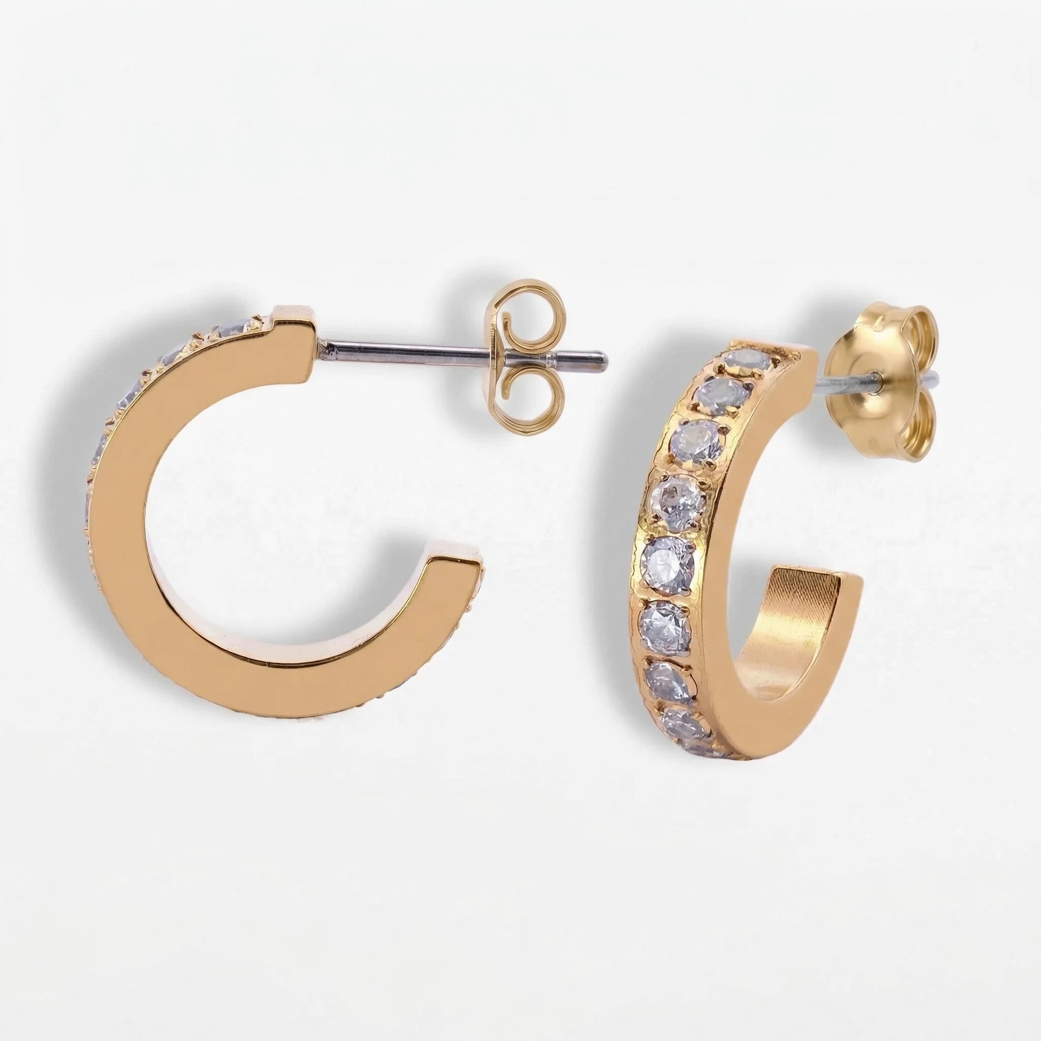 Goldene Titan Creole Mini Pavé "C" Shape mit Zirkonia-Steinchen, hautschonender Schmuck mit hochwertigem Gold-Finish.