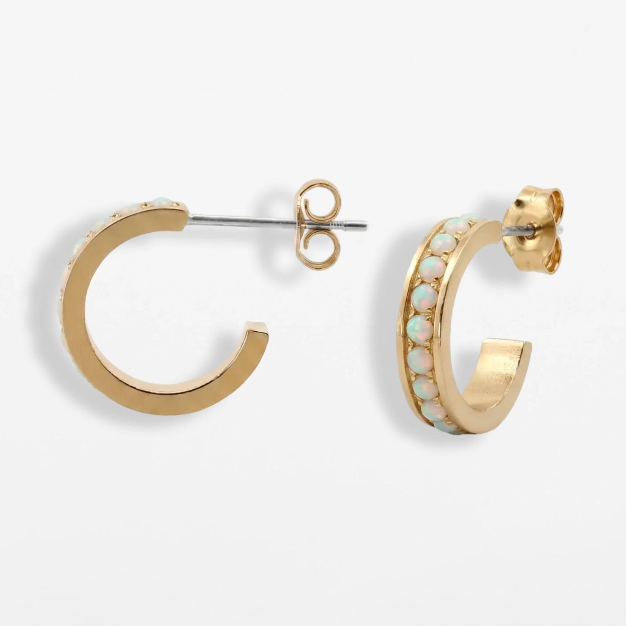 Goldene Titan Creole Mini Pavé "C" mit Opalen, federleichter Schmuck aus hypoallergenem Titan mit edler Gold-Optik.