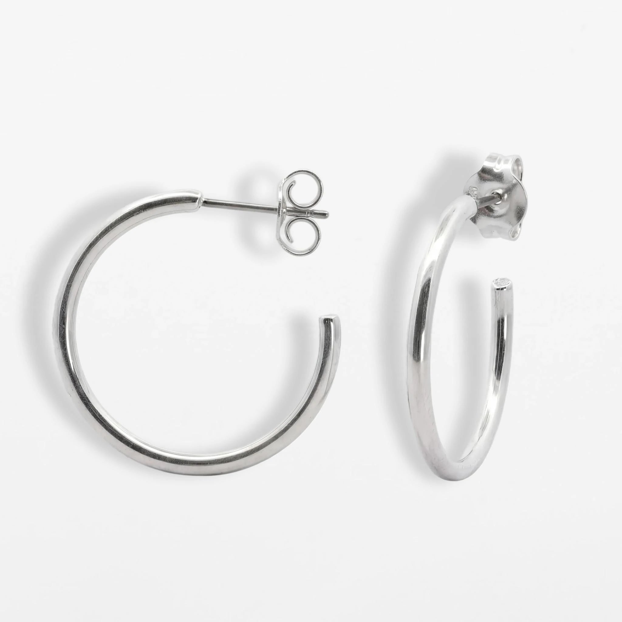 Silberne Titan Creole Maxi "C" Form, 35mm Durchmesser, minimalistisches Design aus hochwertigem medizinischem Titan.