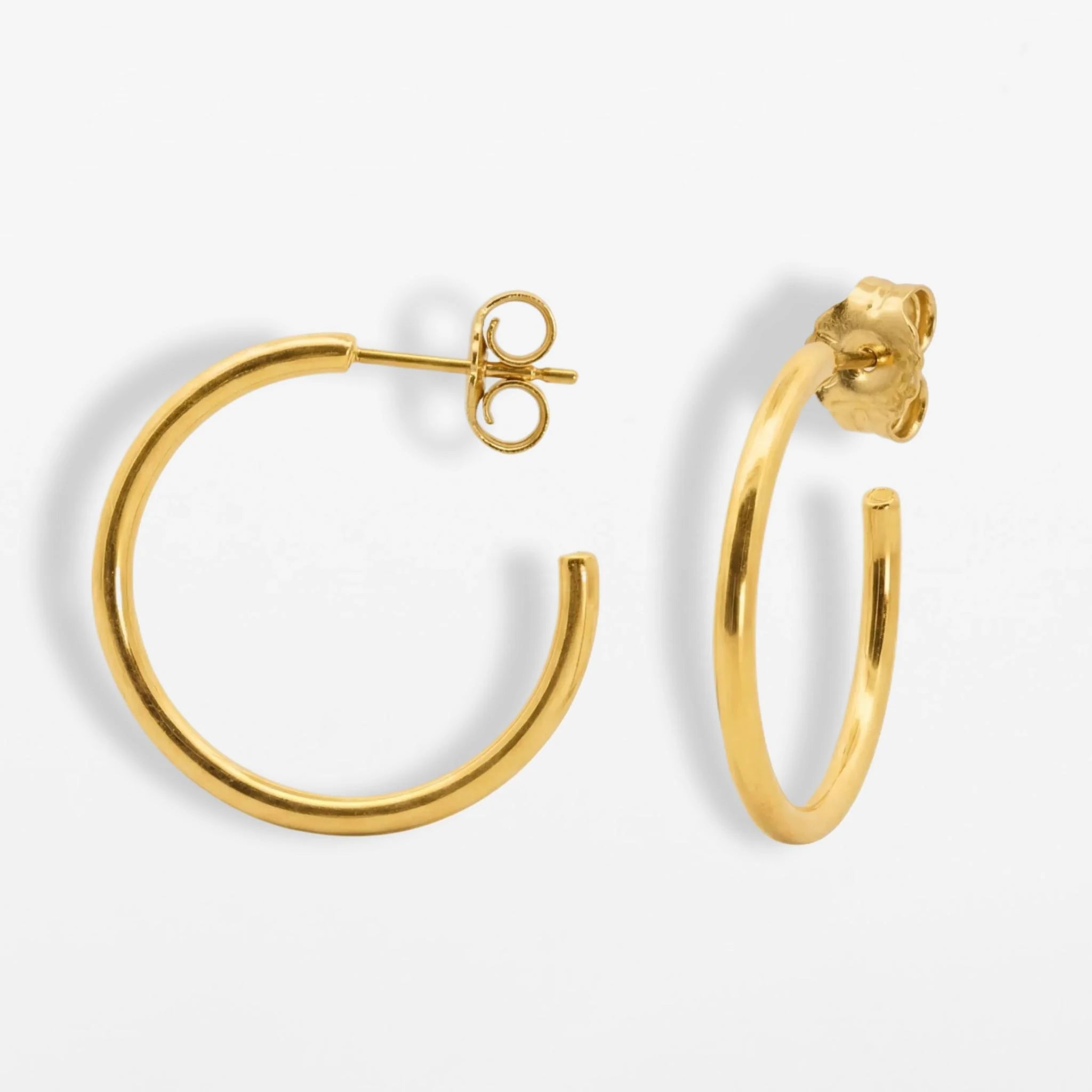 Goldene Titan Creole Maxi in 35mm Größe, C-förmiges Design aus wasserfestem und hautfreundlichem Titan.