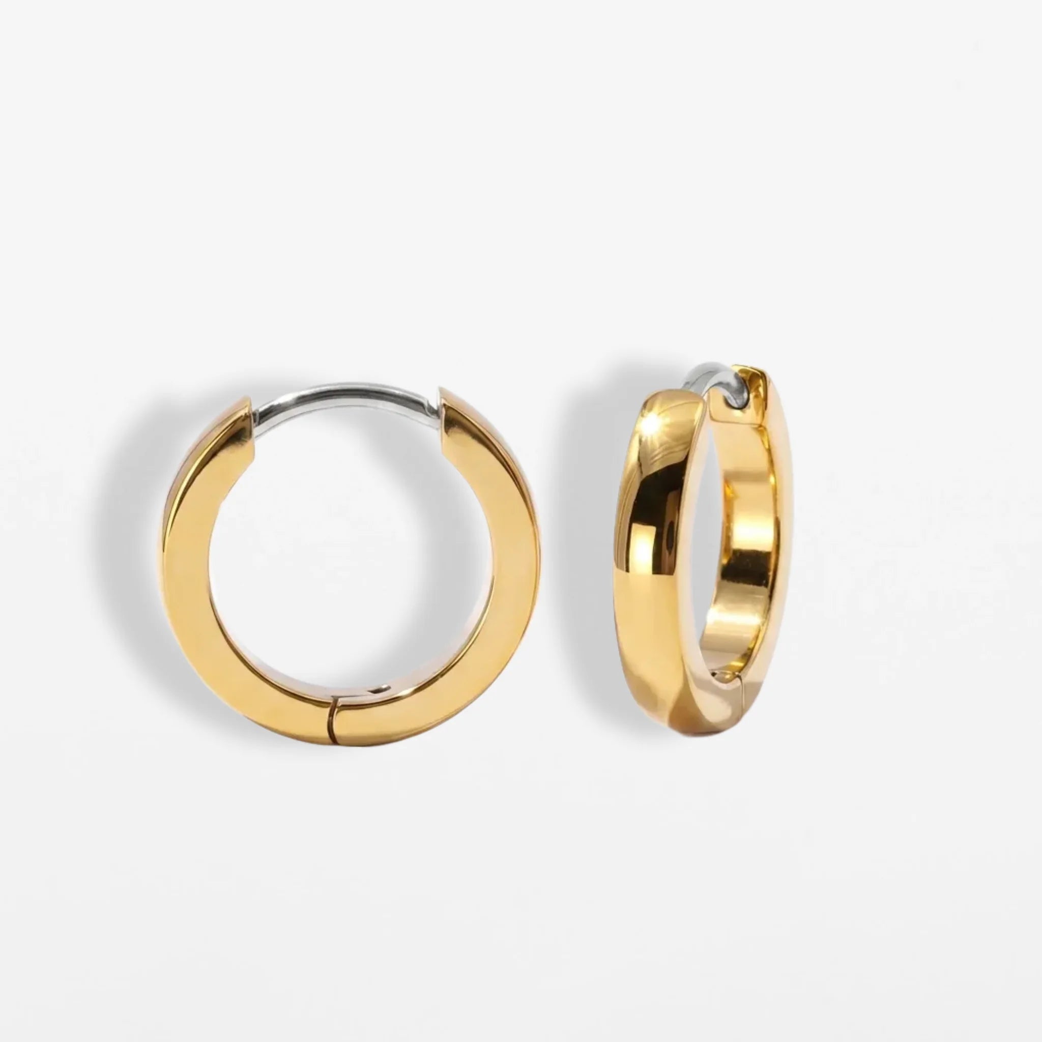 Goldene Titan Huggie Small – Classic: Kleine Creole in schlichtem Gold