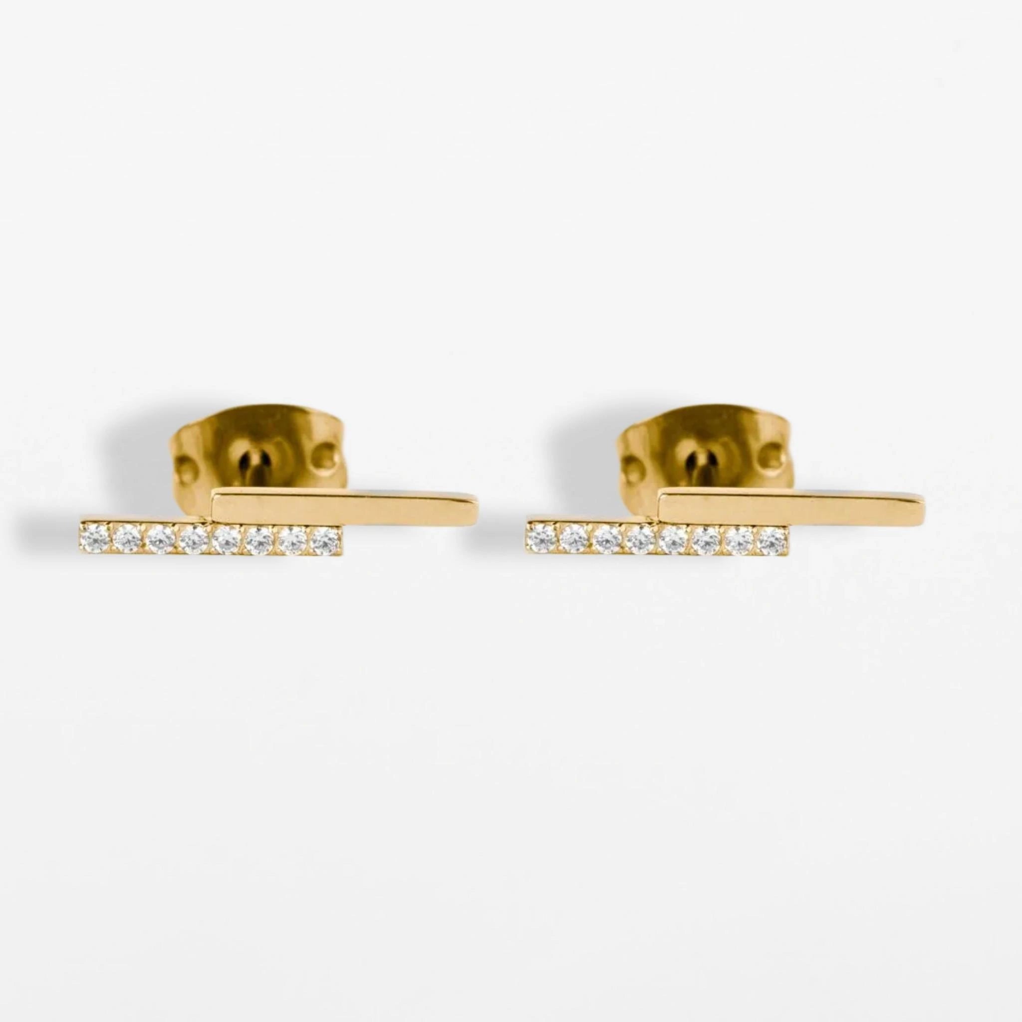 Ohrstecker Linea mit Kristallen aus Titan in Gold von nonu.Berlin - Vorderansicht