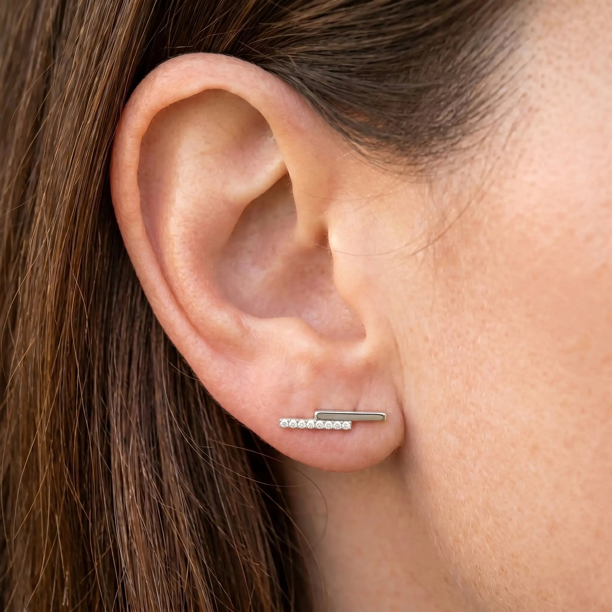 Weibliches Model mit Ohrstecker Linea mit Kristallen aus Titan in Silber von nonu.Berlin - Profilansicht nah