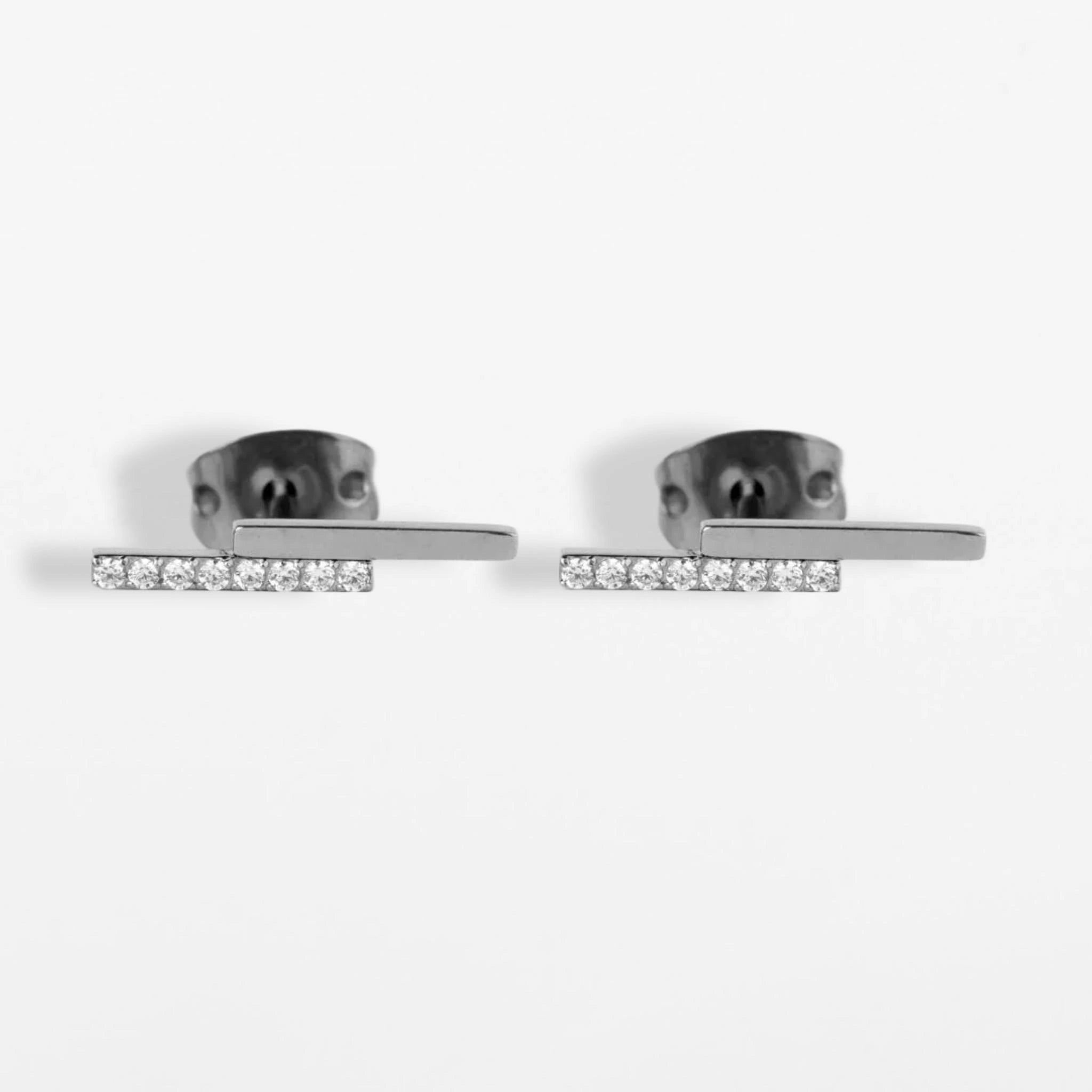 Ohrstecker Linea mit Kristallen aus Titan in Silber von nonu.Berlin - Vorderansicht