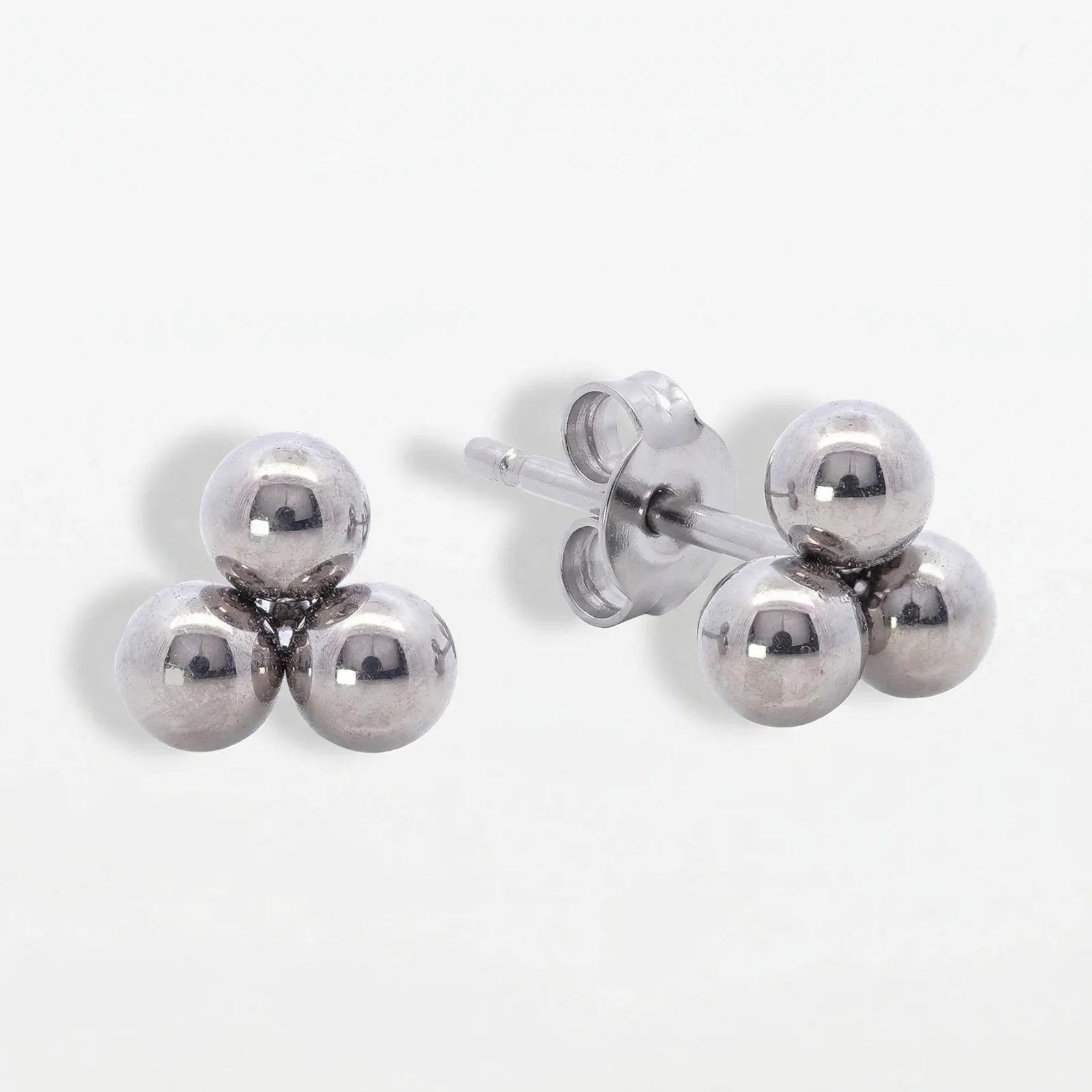 Silberner Titan Ohrstecker Trio Kugeln in geometrischer Dreiecksform