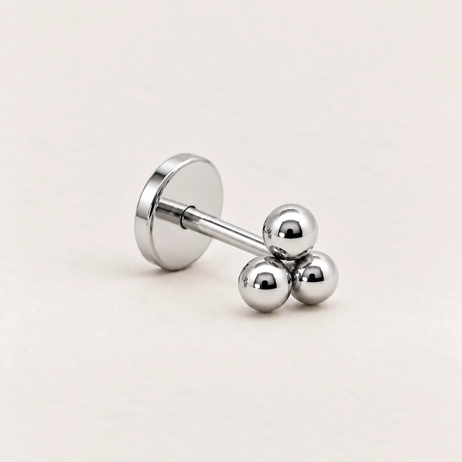 Titan Ohrstecker Trio Kugeln (mit flachem Verschluss)