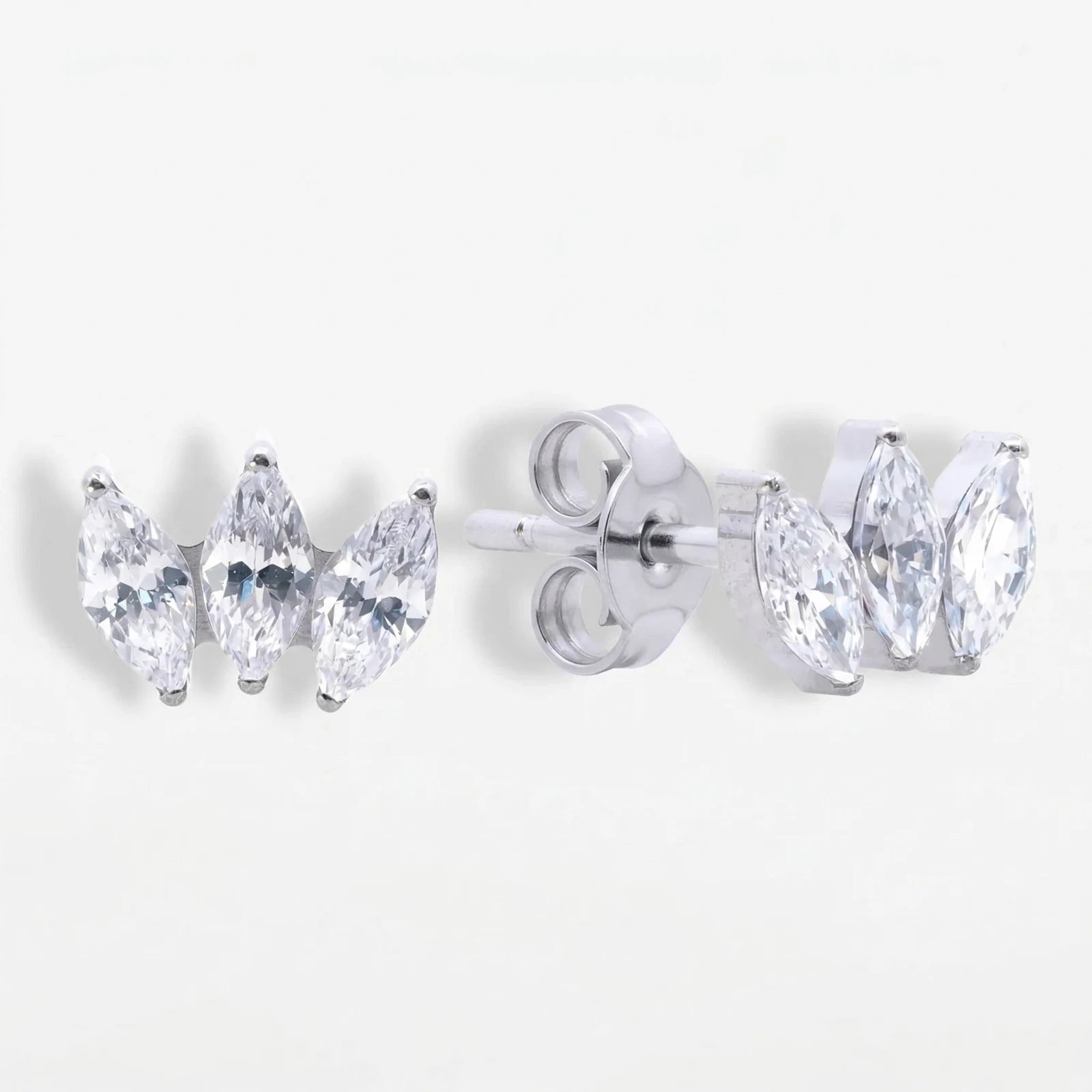 Titan Ohrstecker Zirkonia Trilogie in silber mit funkelnden Steinen
