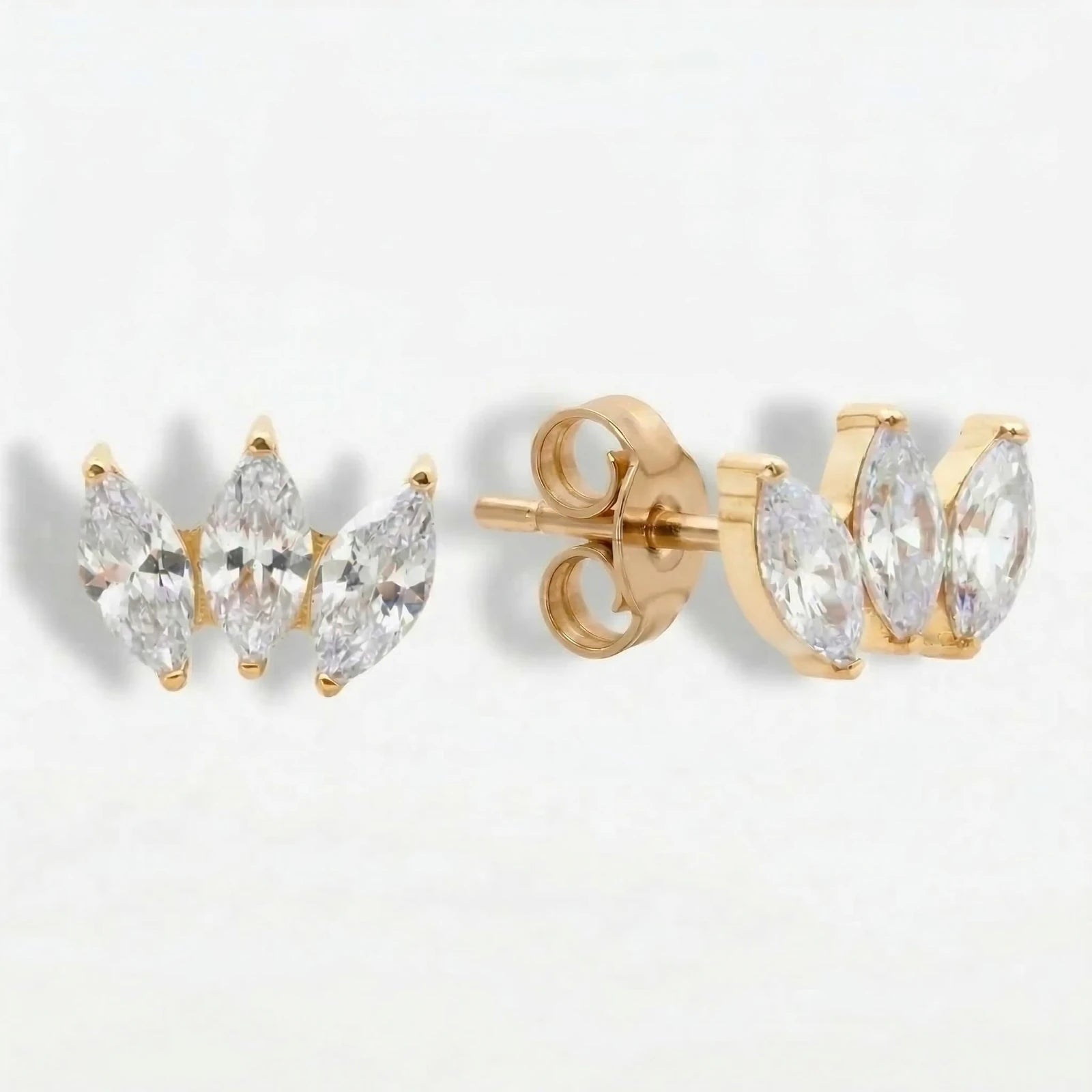 Titan Ohrstecker Zirkonia Trilogie in Gold mit funkelnden Steinen