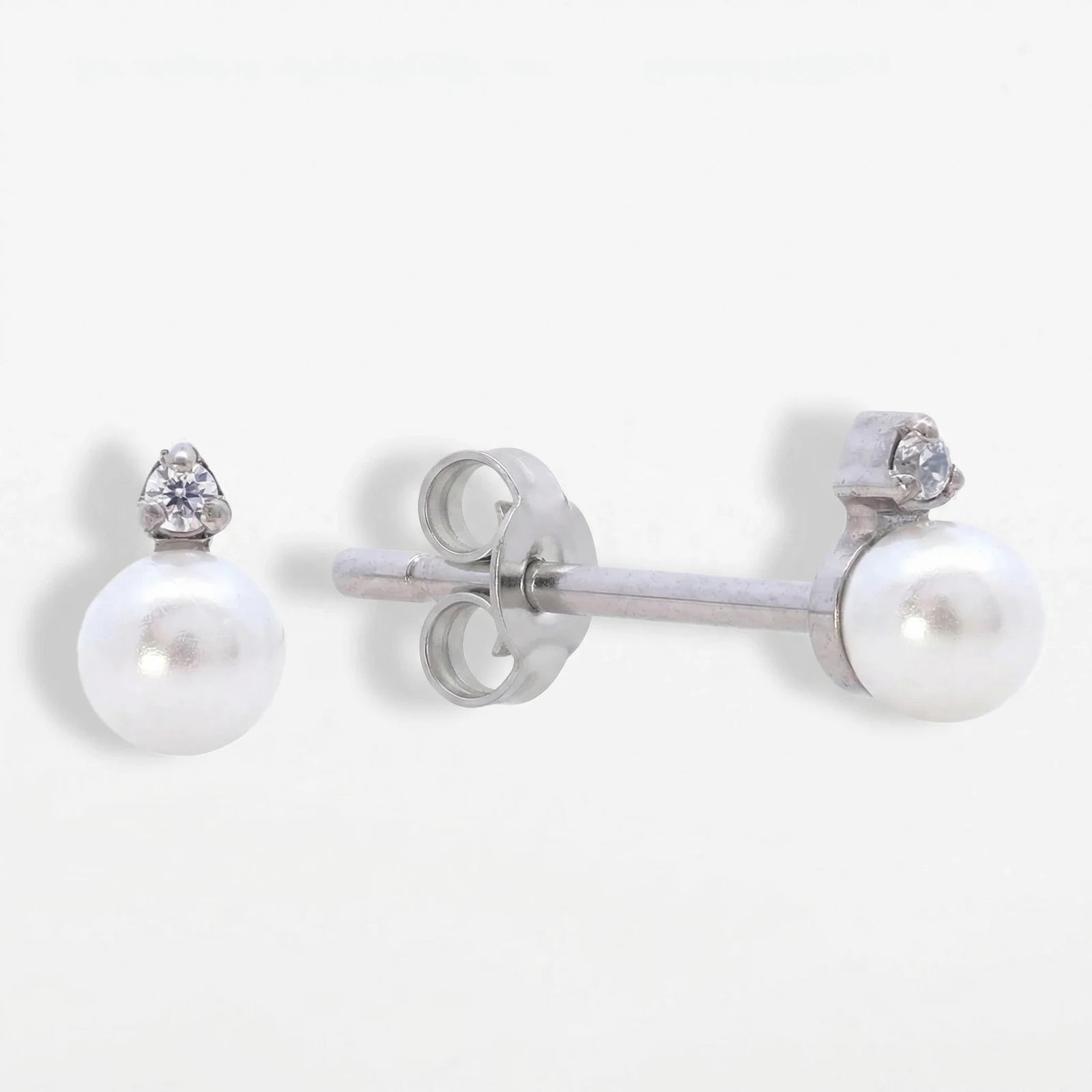 Silberner Titan Ohrstecker Perle und Zirkonia: Perle mit feinem Stein