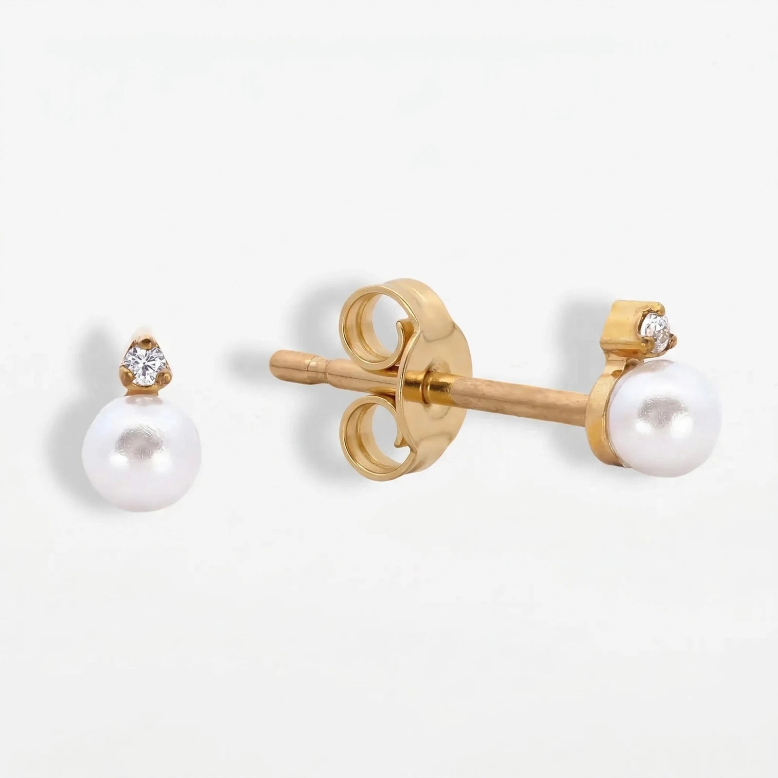 Goldener Titan Ohrstecker Perle und Zirkonia: Perle mit feinem Stein