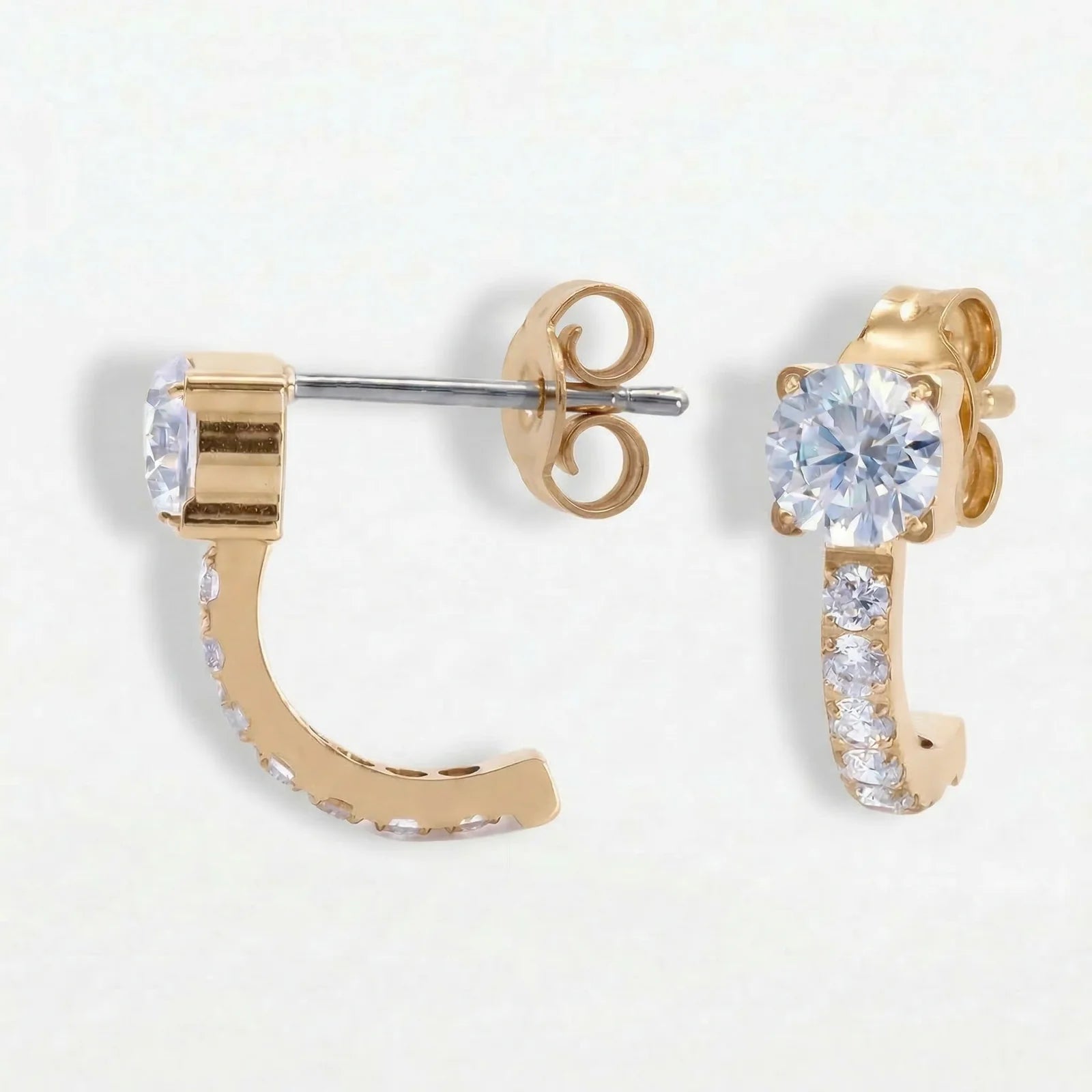 Goldene Titan Hook Ohrstecker mit Zirkonia-Akzenten, federleichter und wasserfester Schmuck aus medizinischem Titan.