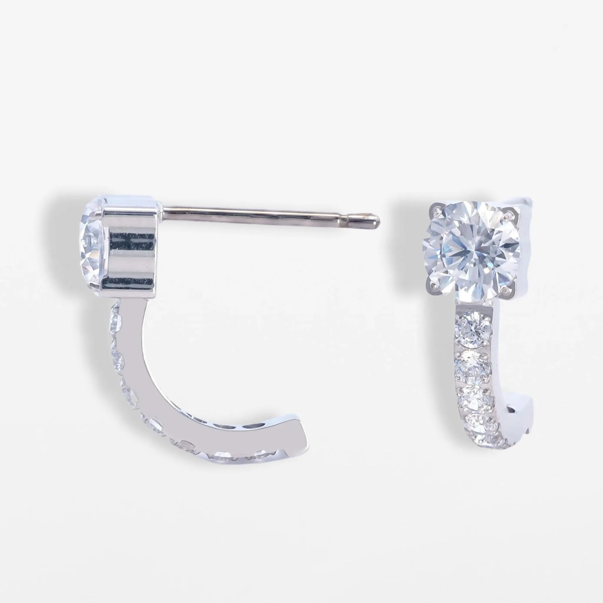 Silberne Titan Hook Ohrstecker mit Zirkonia-Besatz, hypoallergenes Design mit Butterfly-Verschluss für empfindliche Ohren.