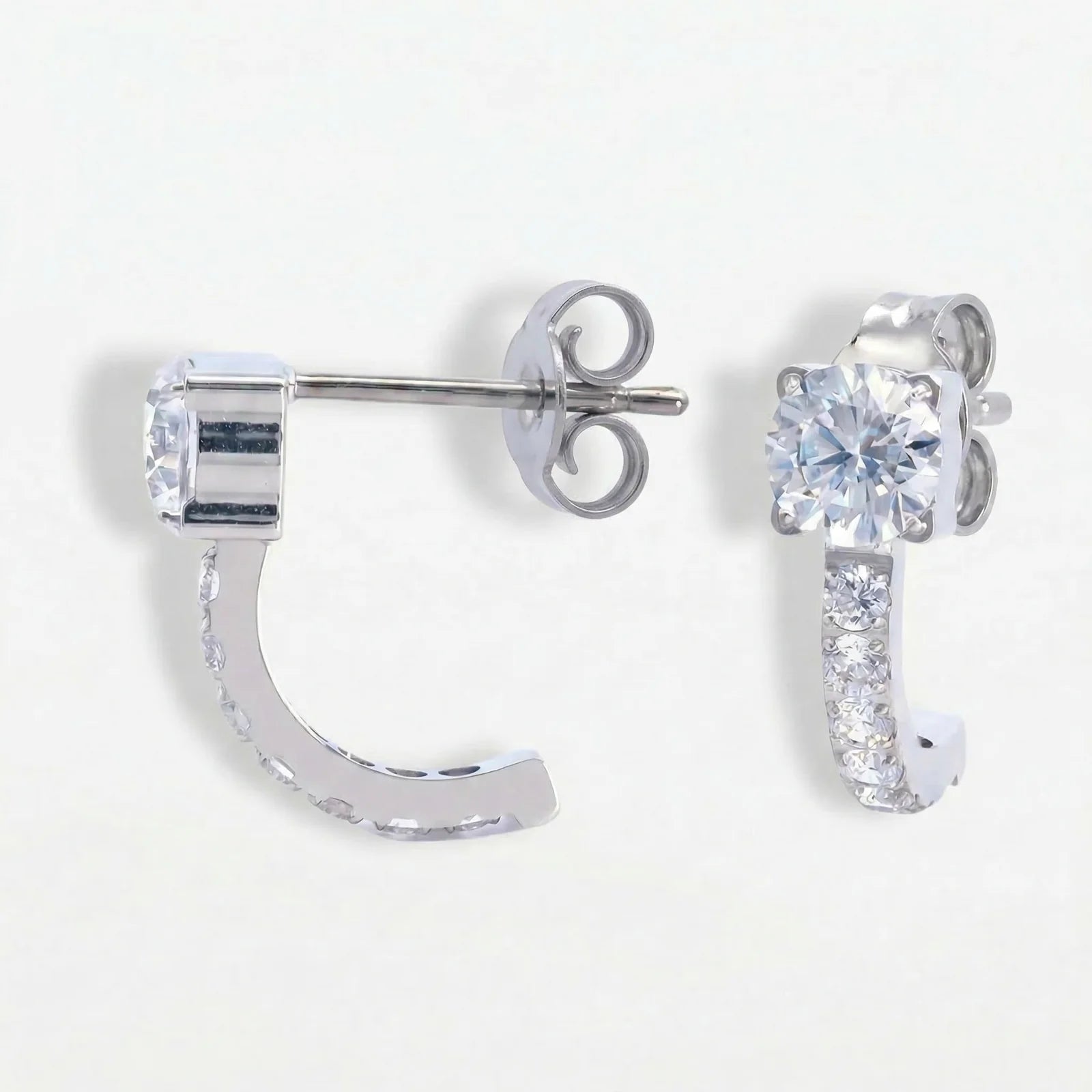 Silberne Titan Hook Ohrstecker mit Zirkonia-Besatz, hypoallergenes Design mit Butterfly-Verschluss für empfindliche Ohren.