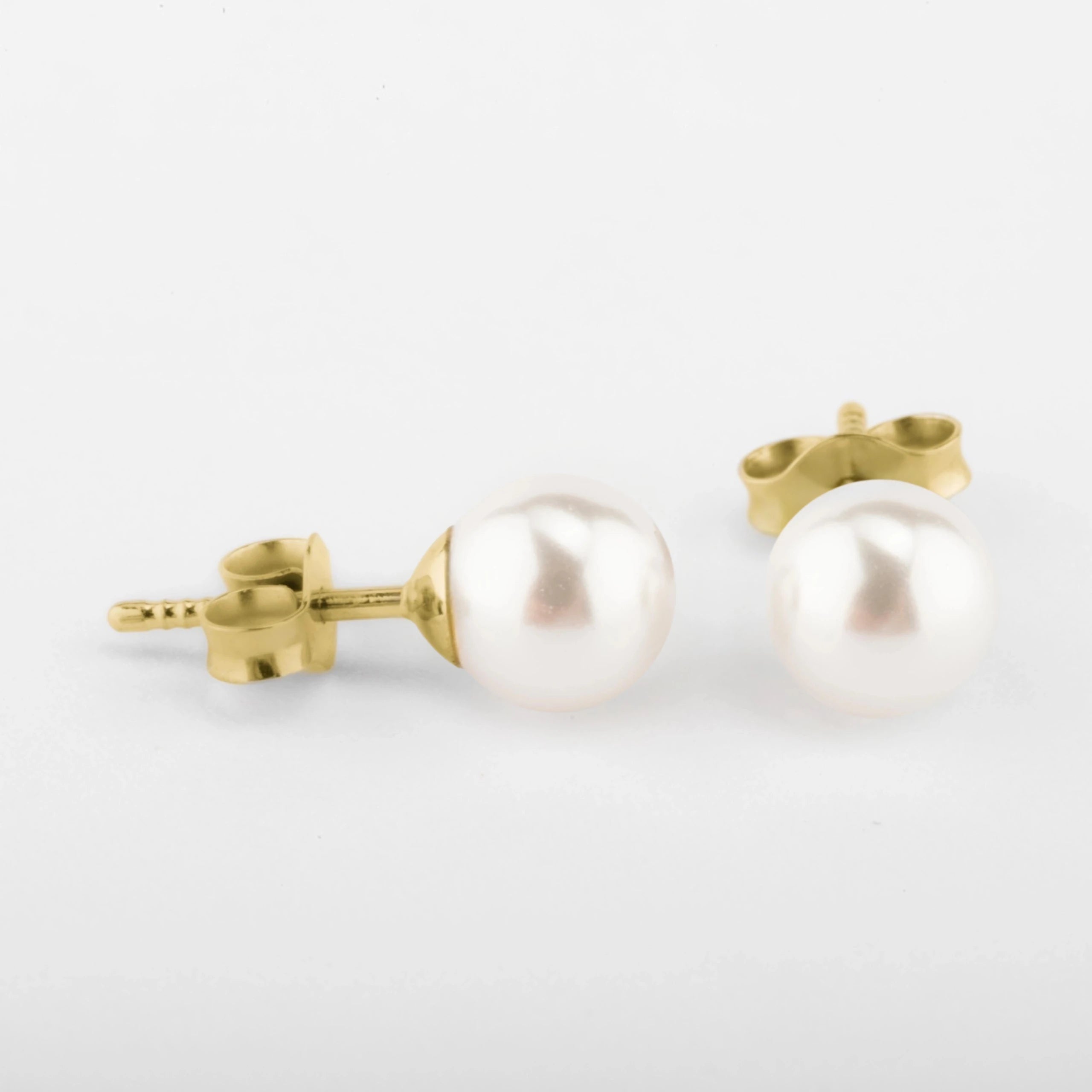 Goldener Titan Ohrstecker mit Swarovski® Perle, luxuriöser Look aus medizinischem Titan für höchste Verträglichkeit.