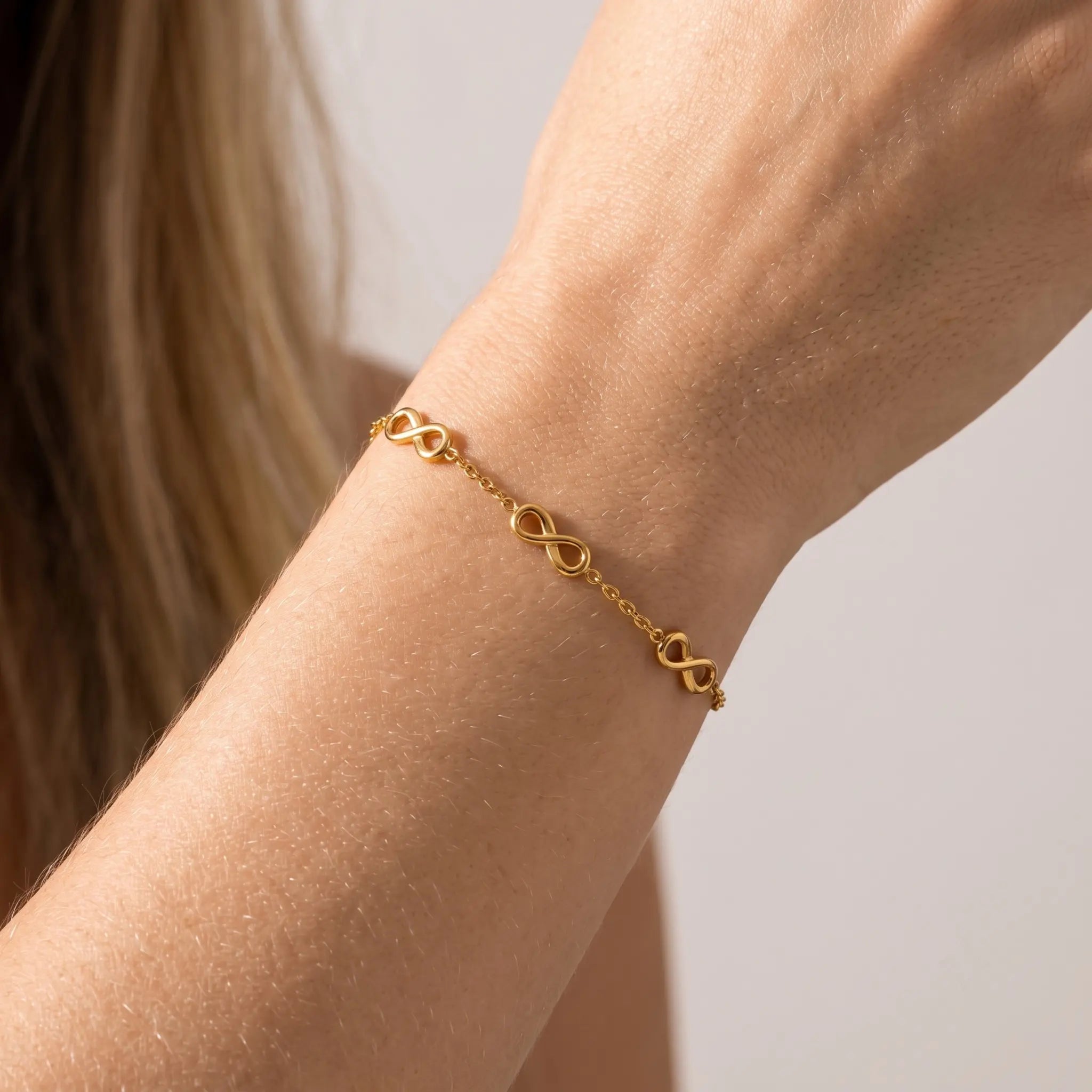 Filigranes Armband mit Unendlichkeitssymbol