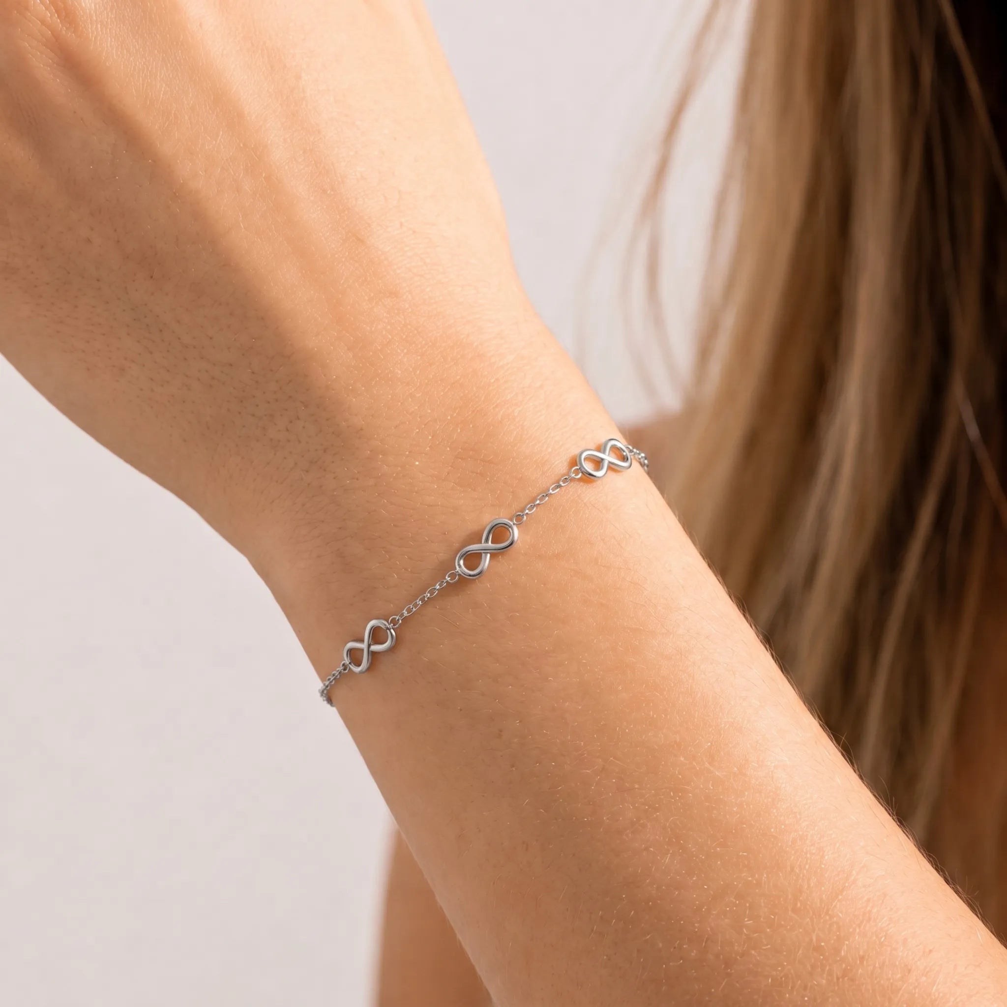 Filigranes Armband mit Unendlichkeitssymbol