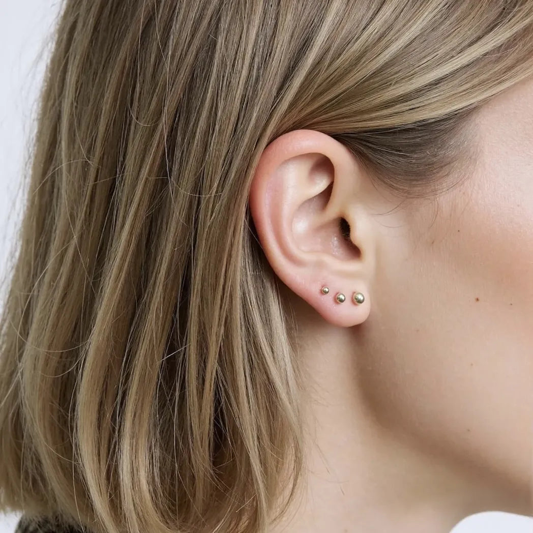 Silbernes Titan Ohrstecker Set – Kugel mit drei Größen: 2mm, 3mm und 4mm om Ohr