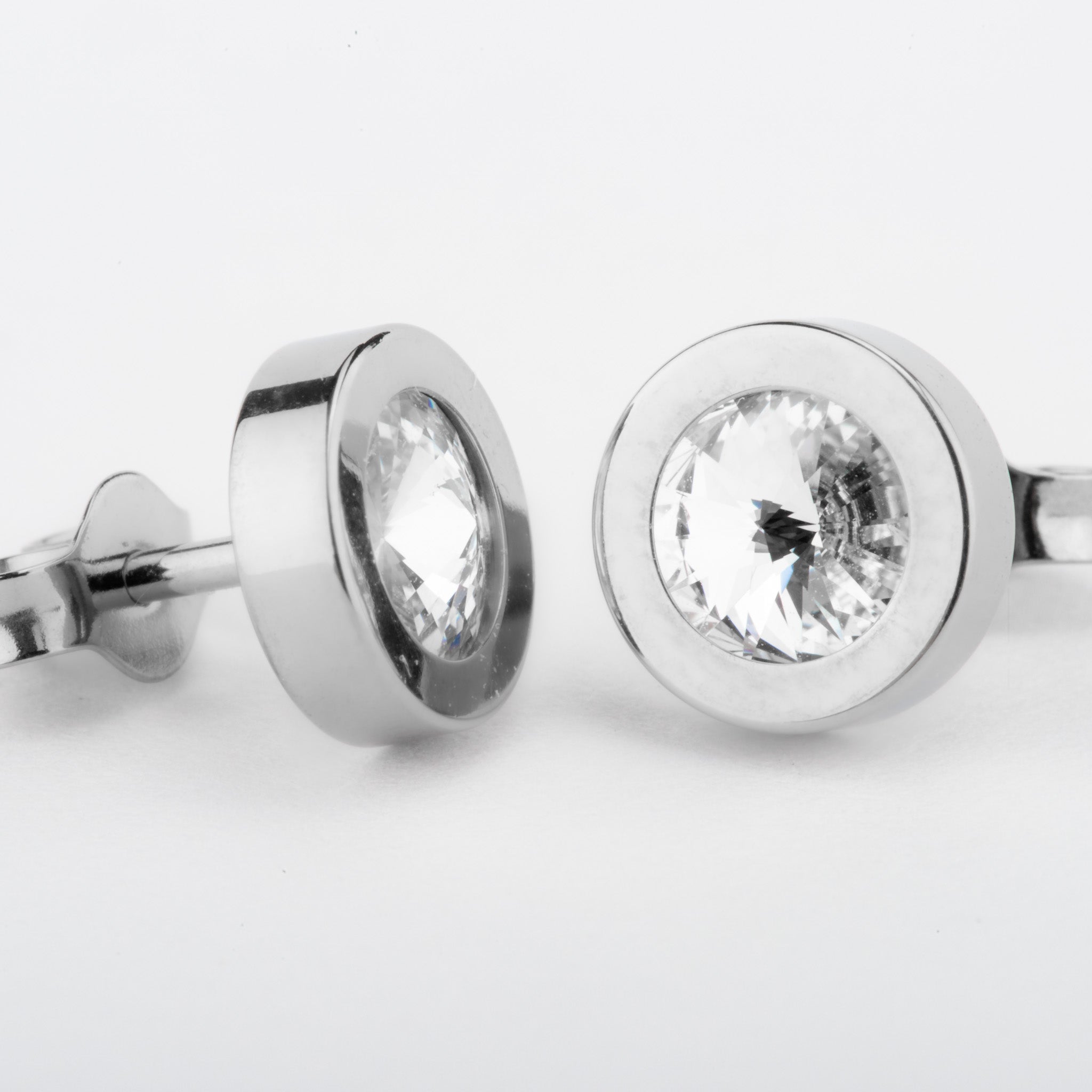 Ohrstecker rund mit Zirkonia Swarovski® aus Titan in Silber von nonu.Berlin - unterschiedlich liegend angeordnet