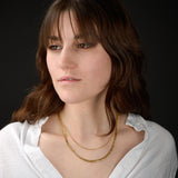 Figarokette und Schlangenkette Gold Model Weiblich Profilansicht
