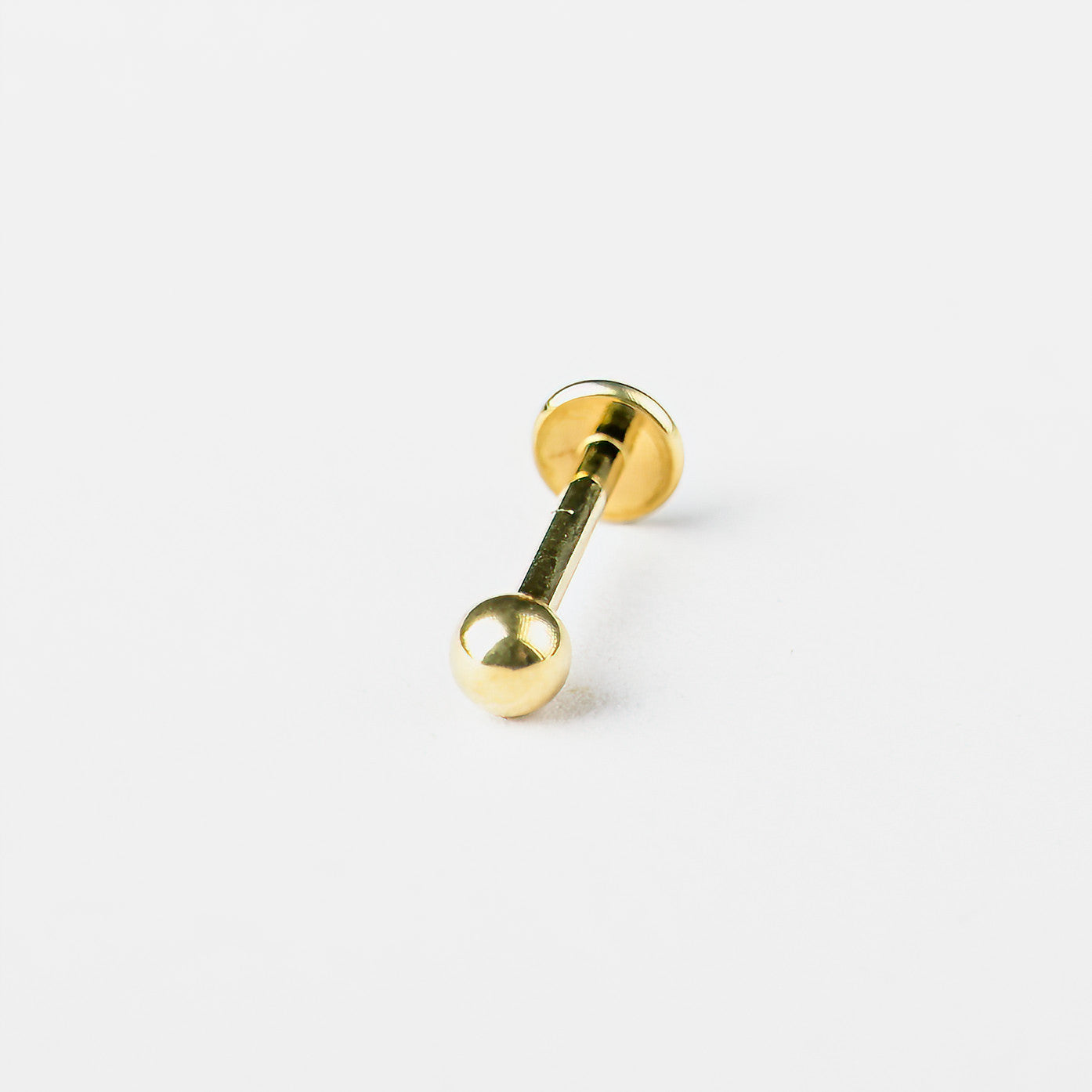 Micro Labret mit Kugel aus Titan in Gold von nonu.Berlin - seitlich