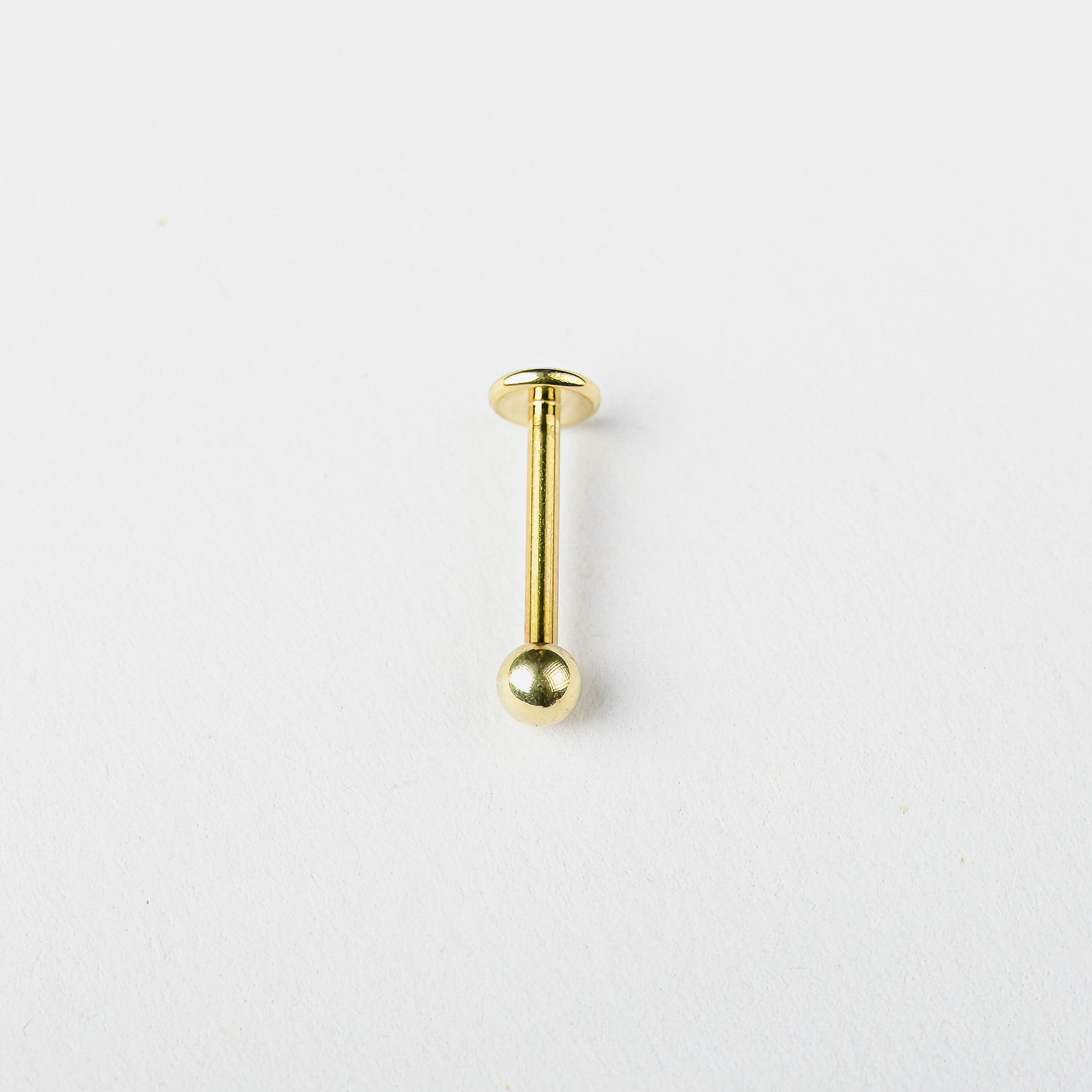 Micro Labret mit Kugel aus Titan in Gold von nonu.Berlin - Vorderseite