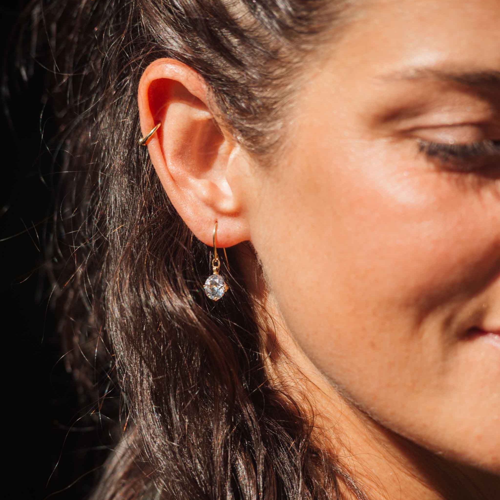 Weibliches Model mit Ohrhänger mit Zirkonia Swarovski® aus Titan in Gold von nonu.Berlin - Profilansicht