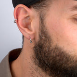Model mit Segmentring Clicker Silber und Hufeisen Silber Profilansicht