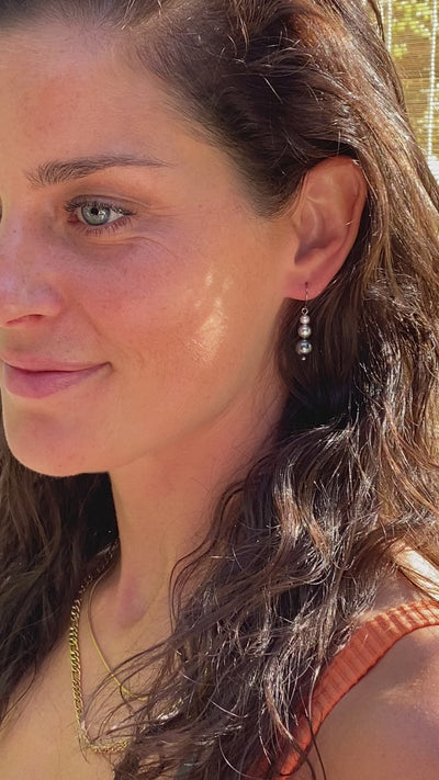 Weibliches Model mit Ohrhänger mit 3 verschieden großen und farbigen Swarovski® Perlen aus Titan in Silber - Video